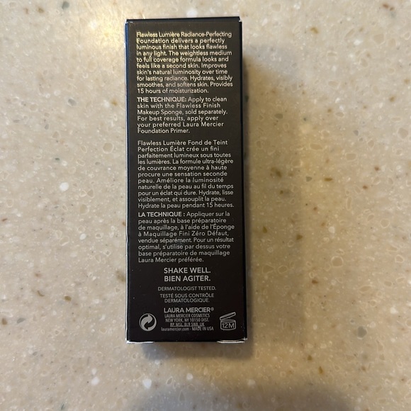 Laura Mercier Flawless Lumiere Radiance Perfecting Foundation 1W1 Ivory - Picture 3 of 5